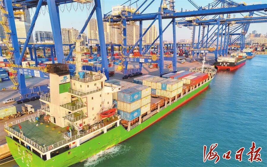 海口港“二线口岸”秀英港区首票集装箱货物装船出岛