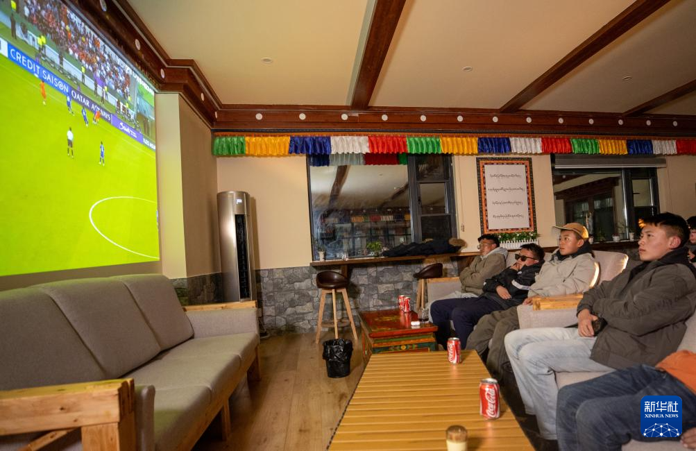 决赛夜他们在雪山脚下为中国加油