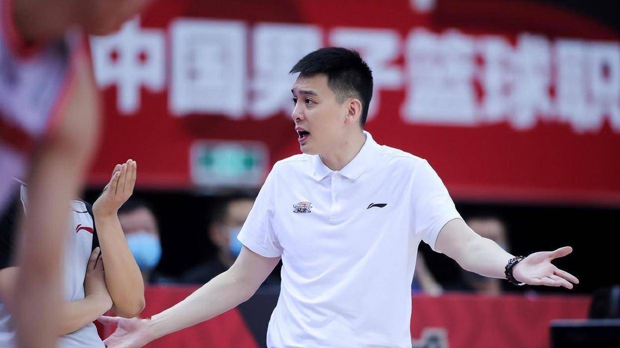 就在刚刚杨鸣成香饽饽1月26日多家俱乐部虎视眈眈北控男篮赶紧